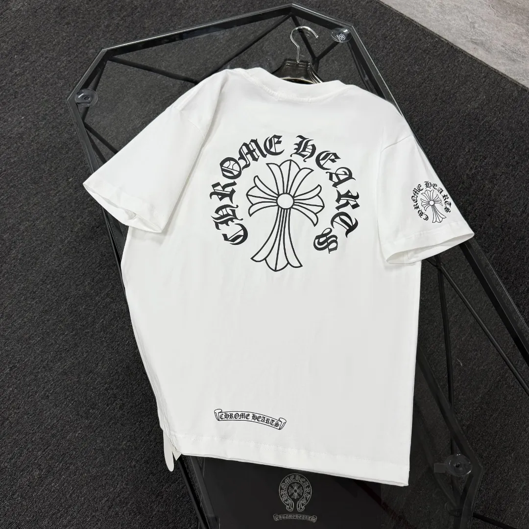 P170 Chrome Hearts 25 high-end versions. The fabric is made of 300 grams of high-density pure cotton. It does not deform or shrink. It has three labels. It is the same style for men and women. Technology: suede foaming + digital printing. Color: white, black. SIZE: S-XL.